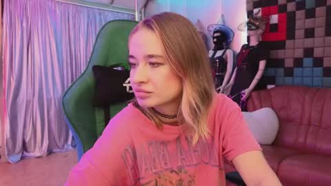 Snapshot of uvrays999 chatting on 12-08-24, 09:19 Leila online show from 12-08-24, 09:19