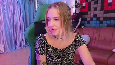 Snapshot of uvrays999 chatting on 12-14-24, 11:56 Leila online show from 12-14-24, 11:56