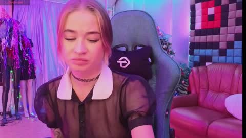 Snapshot of uvrays999 chatting on 12-21-24, 08:10 Leila online show from 12-21-24, 08:10