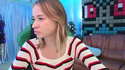 Snapshot of uvrays999 chatting on 12-31-24, 10:12 Leila online show from 12-31-24, 10:12