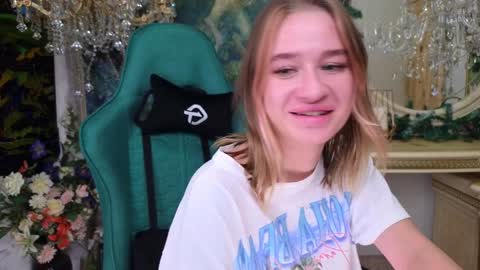 Snapshot of uvrays999 chatting on 01-01-25, 04:18 Leila online show from 01-01-25, 04:18