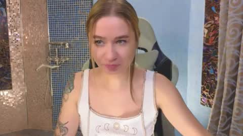 Snapshot of uvrays999 chatting on 10-19-25, 06:30 Leila online show from 10-19-25, 06:30