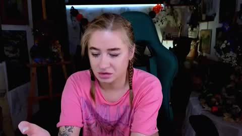 Snapshot of uvrays999 chatting on 10-28-25, 07:38 Leila online show from 10-28-25, 07:38