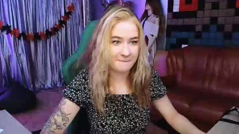 Leila online show from 11-10-25, 01:43