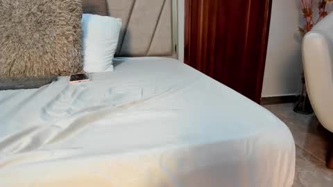 VaiaLowell online show from 02-14-26, 06:15