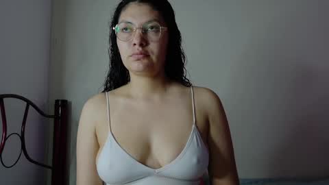 Snapshot of vainilla_cam chatting on 05-24-26, 02:05 Vainilla online show from 05-24-26, 02:05