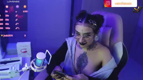 Vainilla Independent model online show from 10-01-25, 11:44