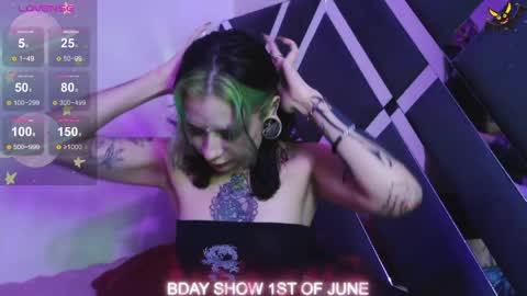 Vainilla Independent model online show from 05-17-26, 12:19