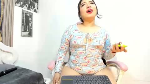 vaiolet_sexycurvy_ online show from 07-12-26, 09:55
