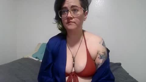 Snapshot of valarieak chatting on 10-13-25, 04:18 valarieak online show from 10-13-25, 04:18