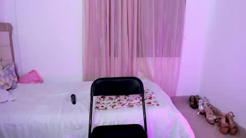 Snapshot of vale_kross chatting on 06-03-26, 02:33 HI IM NEW online show from 06-03-26, 02:33