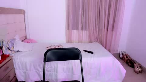 Snapshot of vale_kross chatting on 06-25-26, 06:23 HI IM NEW online show from 06-25-26, 06:23