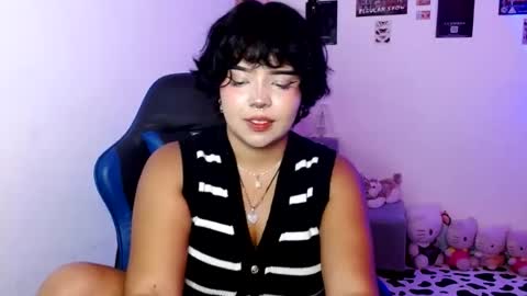 Snapshot of valenbeauty chatting on 07-28-26, 01:56 valenbeauty online show from 07-28-26, 01:56