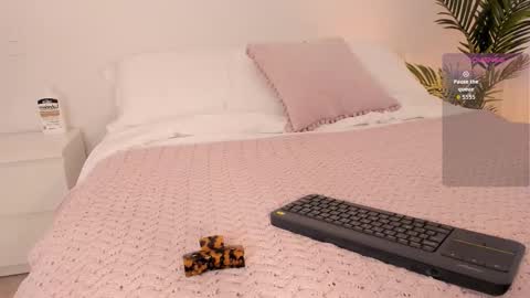 VALENTINA  online show from 12-17-25, 11:00