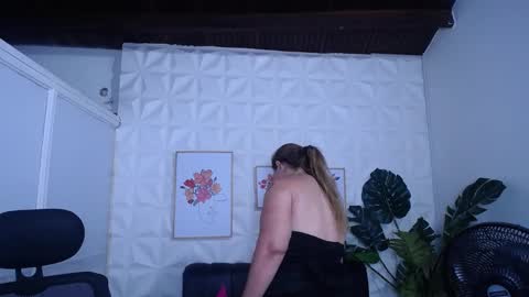 Valentina  online show from 09-17-25, 12:01