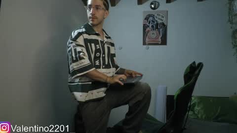 Snapshot of valentino_2201 chatting on 04-01-26, 02:23 Valentino - 15 OFF valentino2201 online show from 04-01-26, 02:23