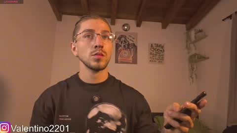 Snapshot of valentino_2201 chatting on 05-03-26, 01:33 Valentino - 15 OFF valentino2201 online show from 05-03-26, 01:33