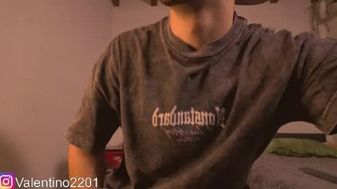 Snapshot of valentino_2201 chatting on 05-10-26, 01:11 Valentino - 15 OFF valentino2201 online show from 05-10-26, 01:11