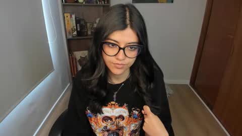 Snapshot of valerie__sky chatting on 12-19-25, 04:03 Val online show from 12-19-25, 04:03