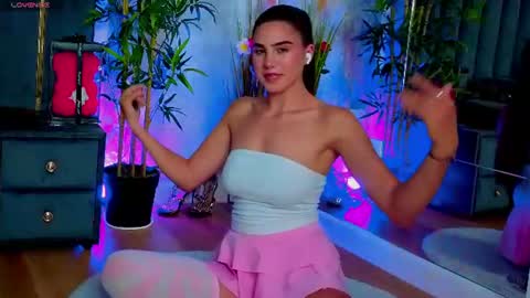 Snapshot of valery_evann chatting on 07-16-26, 07:20 Valery online show from 07-16-26, 07:20