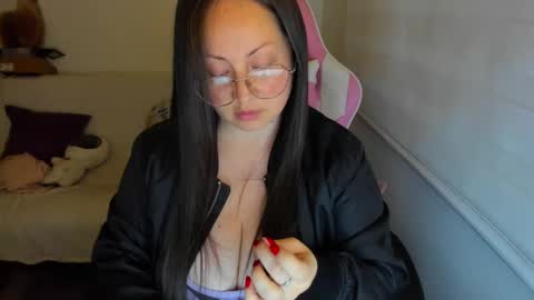 Snapshot of valeryvass_07 chatting on 09-16-25, 12:33 My name is Valery... Nice to meet you thumb up me please its important online show from 09-16-25, 12:33