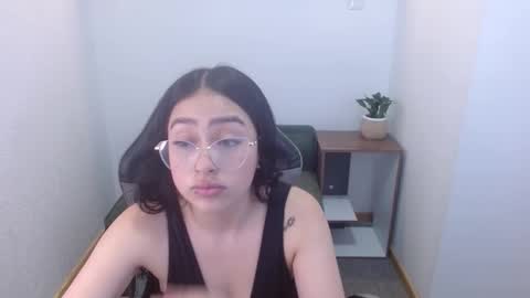 Snapshot of vallolett__ chatting on 11-27-25, 04:20 vallolett__ online show from 11-27-25, 04:20