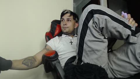 david guzman i model independenthelp me with a thumbs up online show from 01-17-25, 11:51