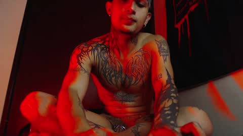 david guzman i model independenthelp me with a thumbs up online show from 01-25-25, 04:02