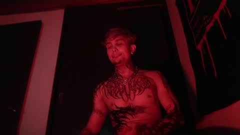 david guzman i model independenthelp me with a thumbs up online show from 02-11-25, 05:16