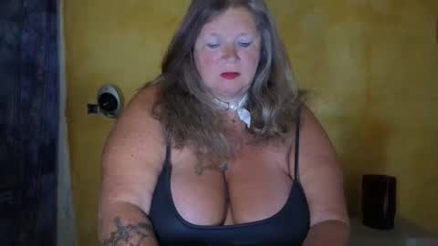 Snapshot of vampwoman chatting on 05-16-26, 01:43 vampwoman online show from 05-16-26, 01:43