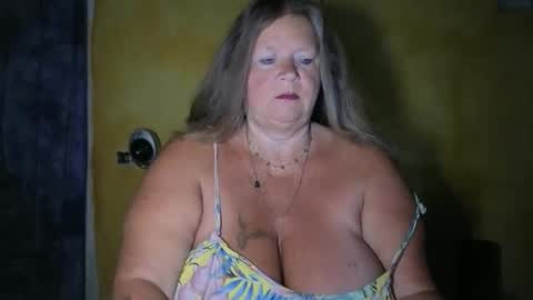 Snapshot of vampwoman chatting on 05-18-26, 05:35 vampwoman online show from 05-18-26, 05:35