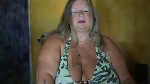 Snapshot of vampwoman chatting on 05-20-26, 07:03 vampwoman online show from 05-20-26, 07:03