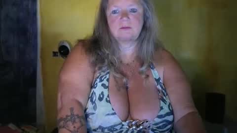 Snapshot of vampwoman chatting on 05-21-26, 06:42 vampwoman online show from 05-21-26, 06:42