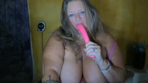 Snapshot of vampwoman chatting on 06-20-26, 06:27 vampwoman online show from 06-20-26, 06:27