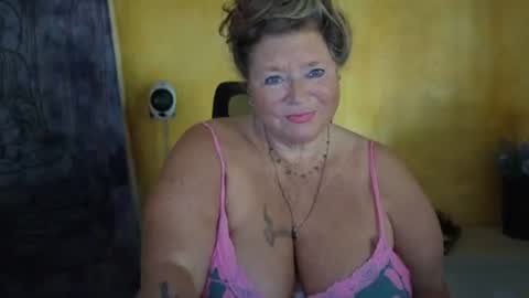 Snapshot of vampwoman chatting on 07-25-26, 07:50 vampwoman online show from 07-25-26, 07:50