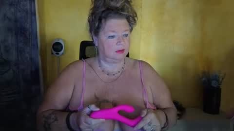 Snapshot of vampwoman chatting on 07-26-26, 07:37 vampwoman online show from 07-26-26, 07:37