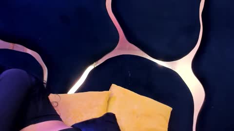 Snapshot of vanelin18 chatting on 05-23-26, 01:04 Vane online show from 05-23-26, 01:04