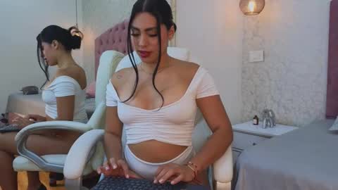 Snapshot of vanessa_rain_ chatting on 10-24-25, 07:43 Vanessa online show from 10-24-25, 07:43