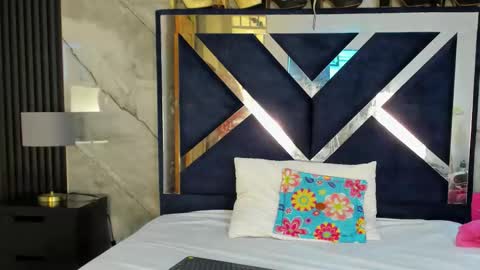 Vanessa Hard online show from 01-11-26, 08:03