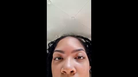 Snapshot of vanessareign chatting on 10-04-25, 03:32 vanessareign online show from 10-04-25, 03:32