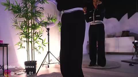 Vanessa Simon online show from 02-17-25, 06:42