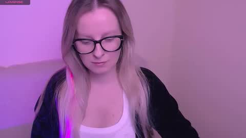 Mia online show from 11-10-25, 08:02