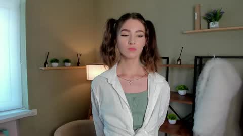 Snapshot of vanvanvibe chatting on 05-18-26, 10:43 Charline online show from 05-18-26, 10:43
