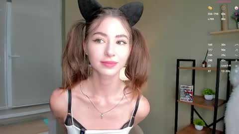 Snapshot of vanvanvibe chatting on 05-28-26, 04:37 Charline online show from 05-28-26, 04:37