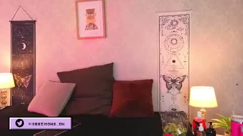 Snapshot of veesimons_dh chatting on 06-27-26, 08:47 Vee Simons online show from 06-27-26, 08:47