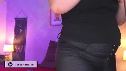Snapshot of veesimons_dh chatting on 07-21-26, 08:00 Vee Simons online show from 07-21-26, 08:00