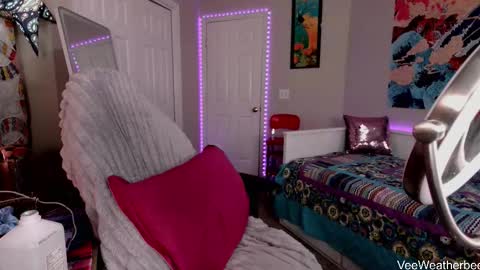 Violet Weatherbee online show from 11-26-25, 07:48