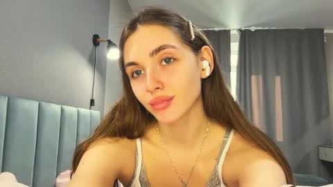 Snapshot of veluxe chatting on 05-16-26, 03:11 Nia online show from 05-16-26, 03:11