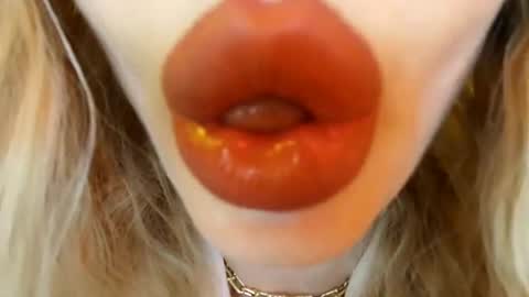 Snapshot of velvet_kissx chatting on 05-10-26, 08:14 Uma online show from 05-10-26, 08:14
