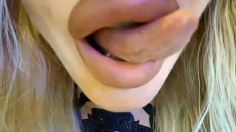 Snapshot of velvet_kissx chatting on 05-12-26, 11:02 Uma online show from 05-12-26, 11:02